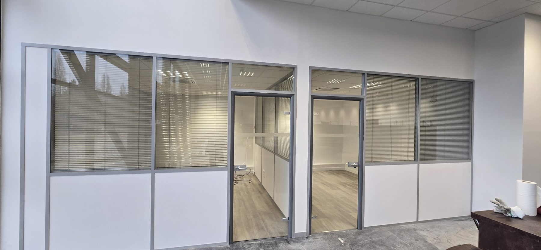 Bureaux avec cloisons vitrées à stores, portes vitrées et faux plafond en dalles